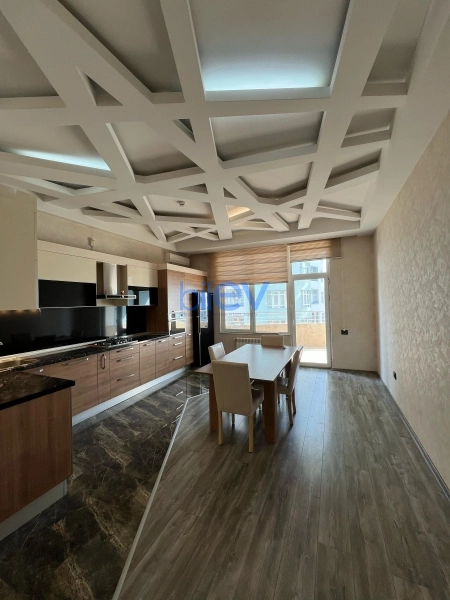 Aylıq Kirayə 3 otaqlı Yeni Tikili bina evi  90m², Bakı
