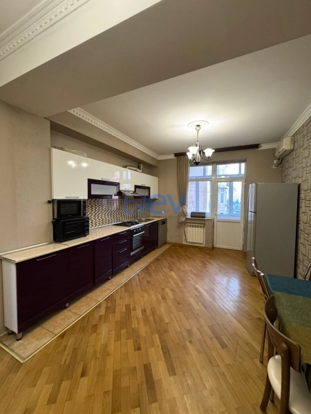 Aylıq Kirayə 3 otaqlı Yeni Tikili bina evi  170m², Bakı