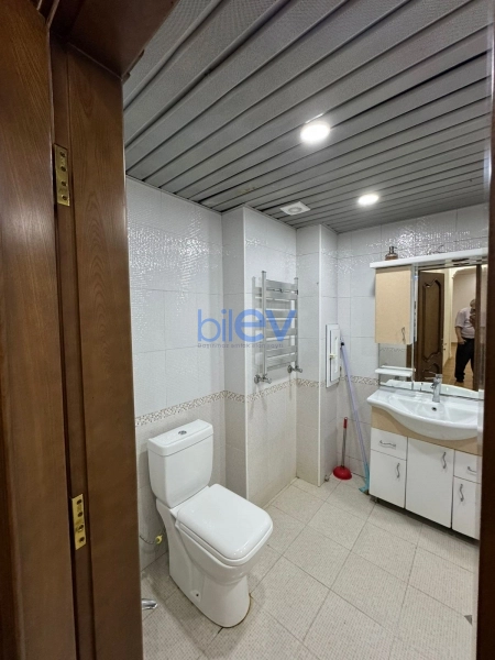 Aylıq Kirayə 3 otaqlı Yeni Tikili bina evi  170m², Bakı