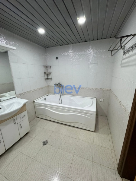 Aylıq Kirayə 3 otaqlı Yeni Tikili bina evi  170m², Bakı