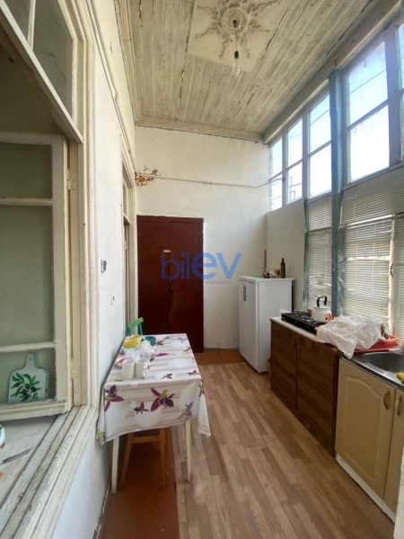 Aylıq Kirayə 3 otaqlı Köhnə Tikili bina evi  140m², Bakı