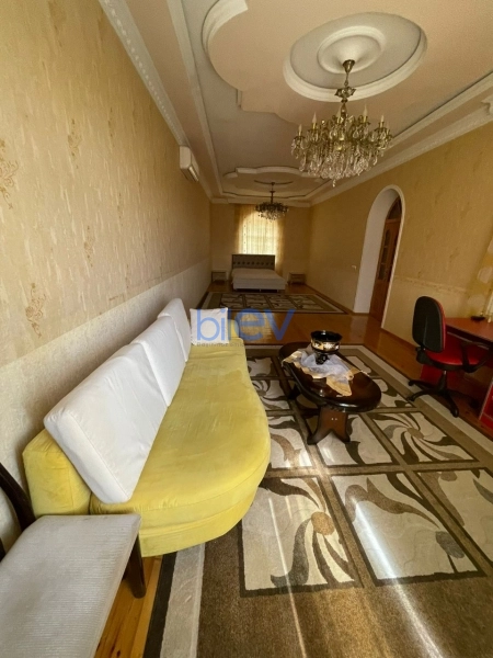Satış 8 otaqlı Həyət evi  300m², Şəki
