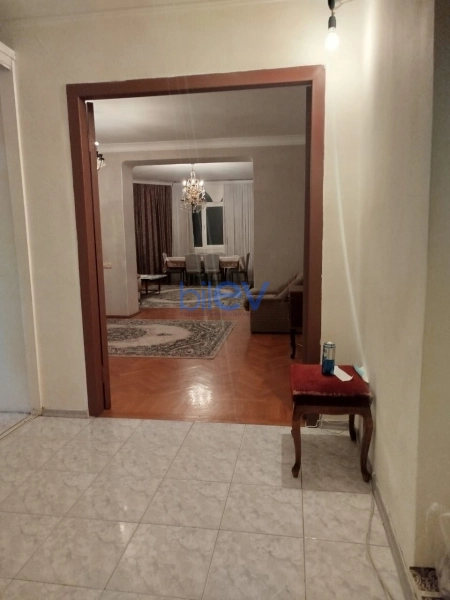Aylıq Kirayə 3 otaqlı Köhnə Tikili bina evi  141m², Bakı