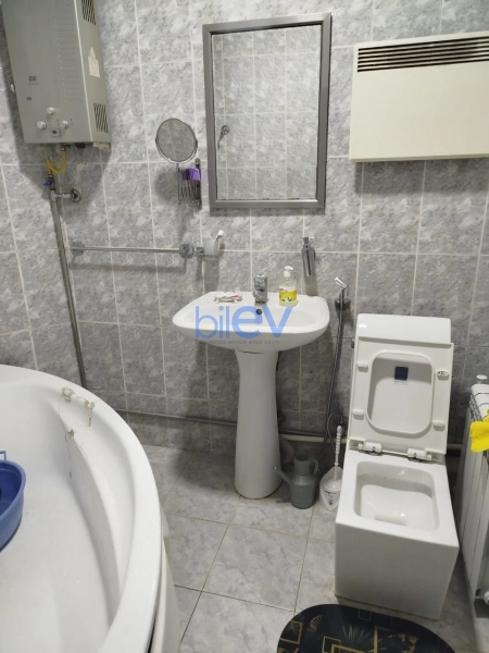 Aylıq Kirayə 3 otaqlı Köhnə Tikili bina evi  141m², Bakı