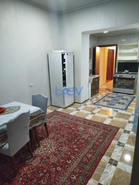 Aylıq Kirayə 3 otaqlı Köhnə Tikili bina evi  141m², Bakı