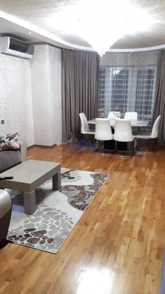 Aylıq Kirayə 3 otaqlı Yeni Tikili bina evi  133m², Bakı