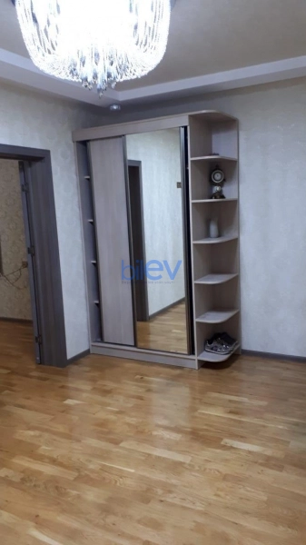 Aylıq Kirayə 3 otaqlı Yeni Tikili bina evi  133m², Bakı