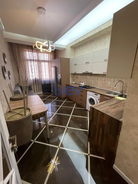 Aylıq Kirayə 3 otaqlı Yeni Tikili bina evi  130m², Bakı
