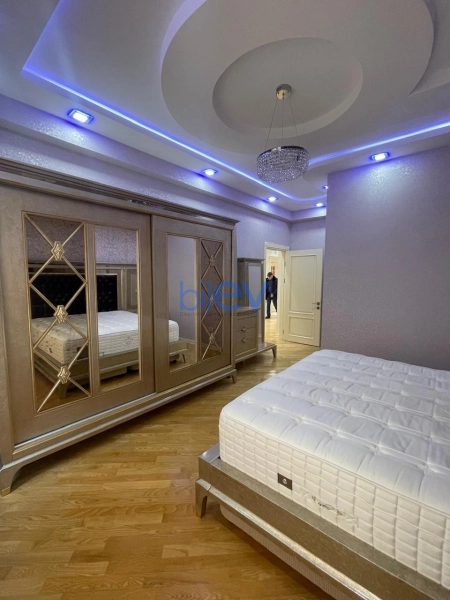 Aylıq Kirayə 3 otaqlı Yeni Tikili bina evi  130m², Bakı