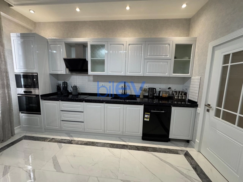 Aylıq Kirayə 3 otaqlı Yeni Tikili bina evi  130m², Bakı