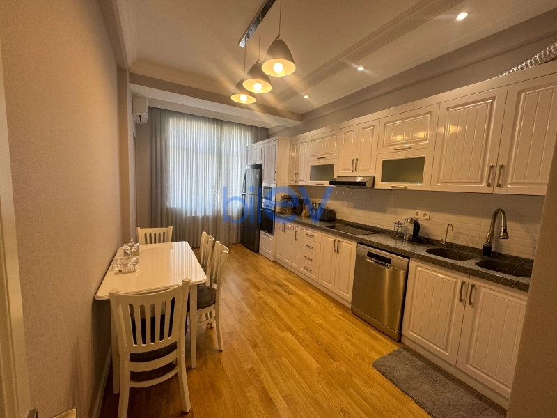 Aylıq Kirayə 3 otaqlı Yeni Tikili bina evi  130m², Bakı