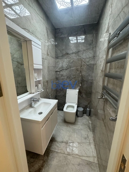Aylıq Kirayə 3 otaqlı Yeni Tikili bina evi  130m², Bakı