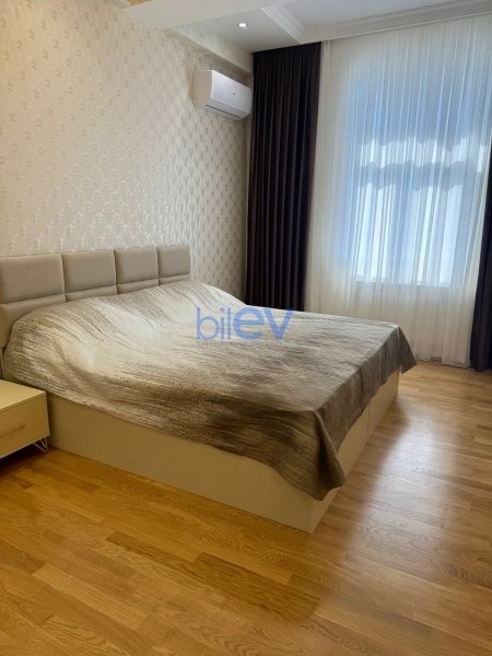 Aylıq Kirayə 3 otaqlı Yeni Tikili bina evi  130m², Bakı