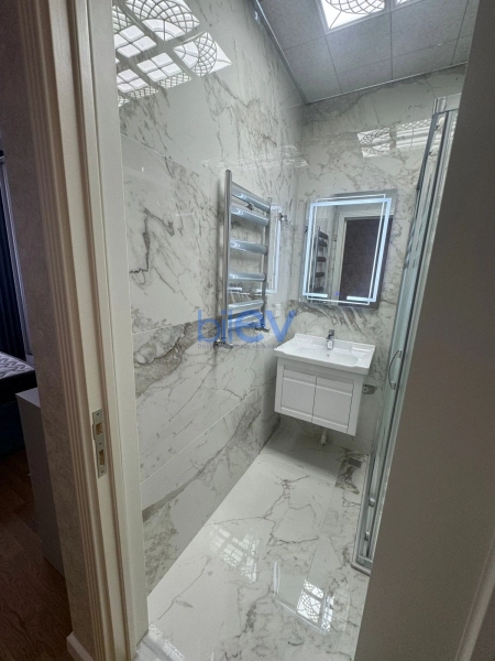Aylıq Kirayə 3 otaqlı Yeni Tikili bina evi  130m², Bakı