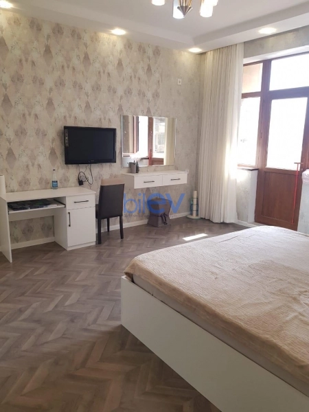Aylıq Kirayə 3 otaqlı Yeni Tikili bina evi  148m², Bakı