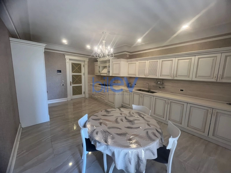Aylıq Kirayə 4 otaqlı Yeni Tikili bina evi  230m², Bakı
