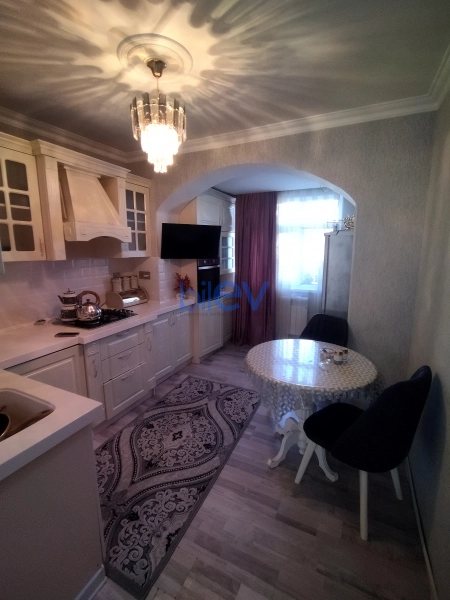 Satış 3 otaqlı Köhnə Tikili bina evi  100m², Xırdalan