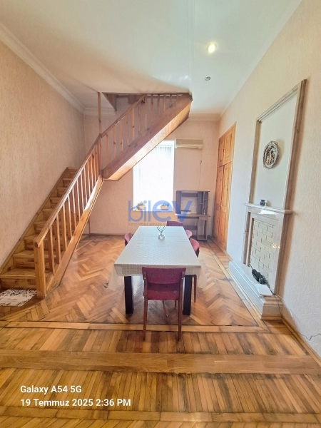 Aylıq Kirayə 4 otaqlı Köhnə Tikili bina evi  125m², Bakı