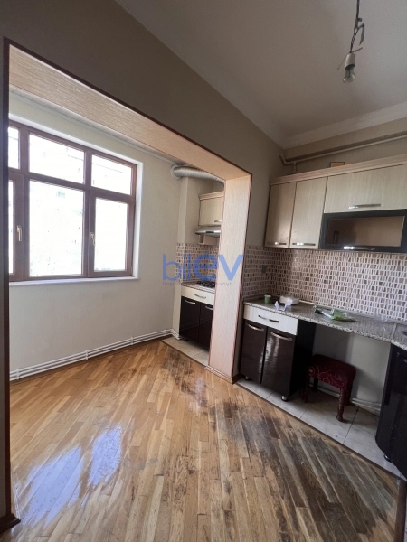 Aylıq Kirayə 4 otaqlı Köhnə Tikili bina evi  90m², Bakı