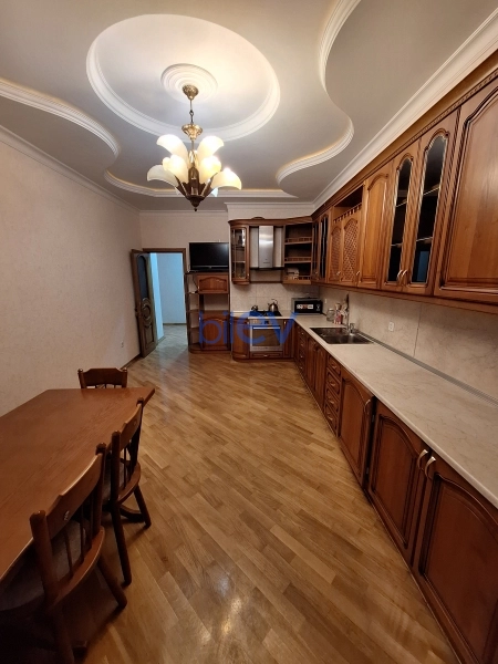 Aylıq Kirayə 3 otaqlı Yeni Tikili bina evi  140m², Bakı
