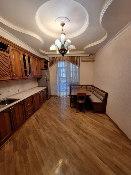 Aylıq Kirayə 3 otaqlı Yeni Tikili bina evi  140m², Bakı