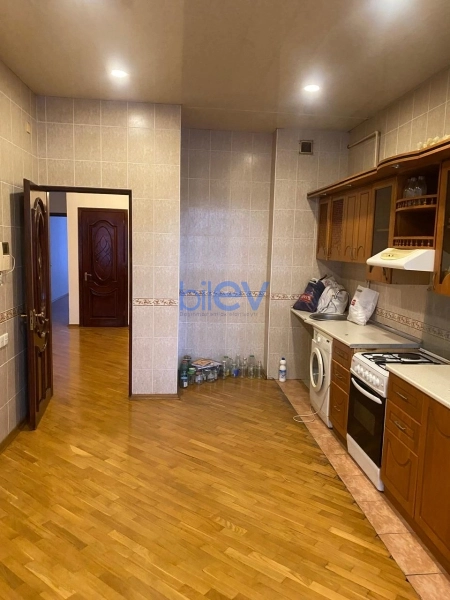 Aylıq Kirayə 4 otaqlı Yeni Tikili bina evi  170m², Bakı