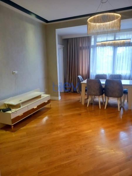 Aylıq Kirayə 3 otaqlı Yeni Tikili bina evi  82m², Bakı