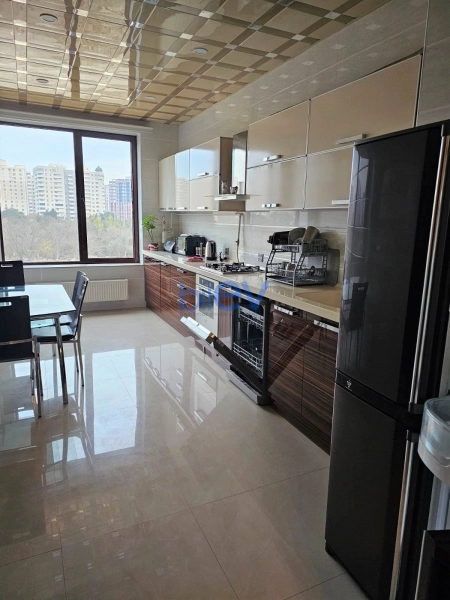 Aylıq Kirayə 3 otaqlı Yeni Tikili bina evi  136m², Bakı
