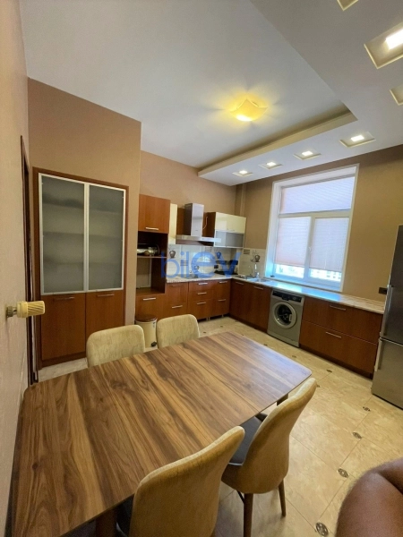 Aylıq Kirayə 3 otaqlı Yeni Tikili bina evi  160m², Bakı