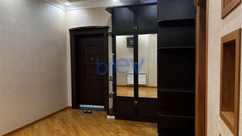 Aylıq Kirayə 3 otaqlı Yeni Tikili bina evi  130m², Bakı