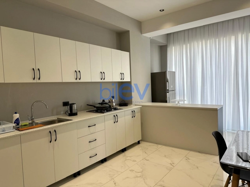 Aylıq Kirayə 4 otaqlı Yeni Tikili bina evi  180m², Bakı