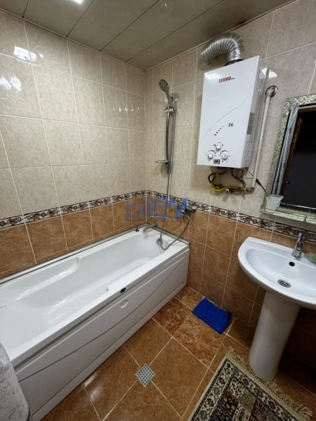 Aylıq Kirayə 4 otaqlı Köhnə Tikili bina evi  90m², Bakı