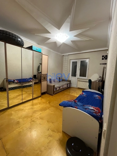 Satış 4 otaqlı Köhnə Tikili bina evi  110m², Bakı