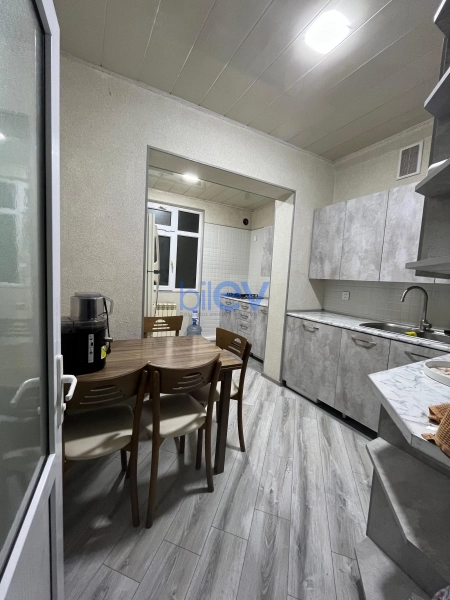 Satış 4 otaqlı Köhnə Tikili bina evi  110m², Bakı