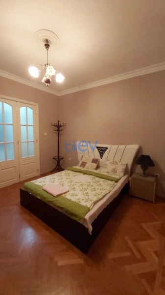 Aylıq Kirayə 5 otaqlı Köhnə Tikili bina evi  130m², Bakı