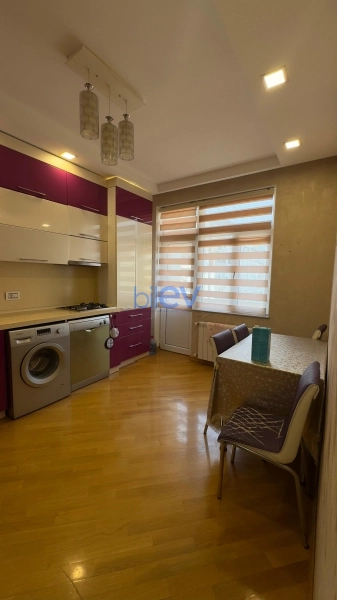 Aylıq Kirayə 3 otaqlı Yeni Tikili bina evi  130m², Bakı