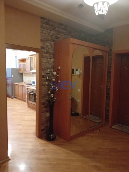 Aylıq Kirayə 3 otaqlı Yeni Tikili bina evi  140m², Bakı