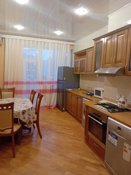 Aylıq Kirayə 3 otaqlı Yeni Tikili bina evi  140m², Bakı