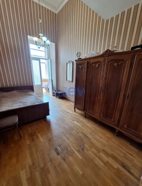 Aylıq Kirayə 5 otaqlı Köhnə Tikili bina evi  200m², Bakı