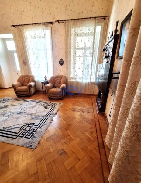 Aylıq Kirayə 5 otaqlı Köhnə Tikili bina evi  200m², Bakı