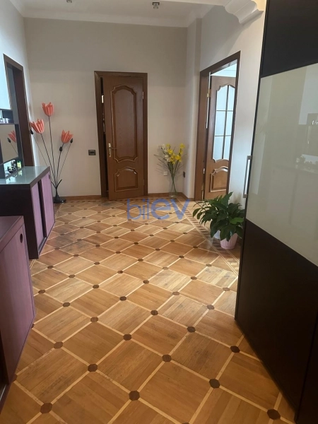 Aylıq Kirayə 5 otaqlı Yeni Tikili bina evi  160m², Bakı