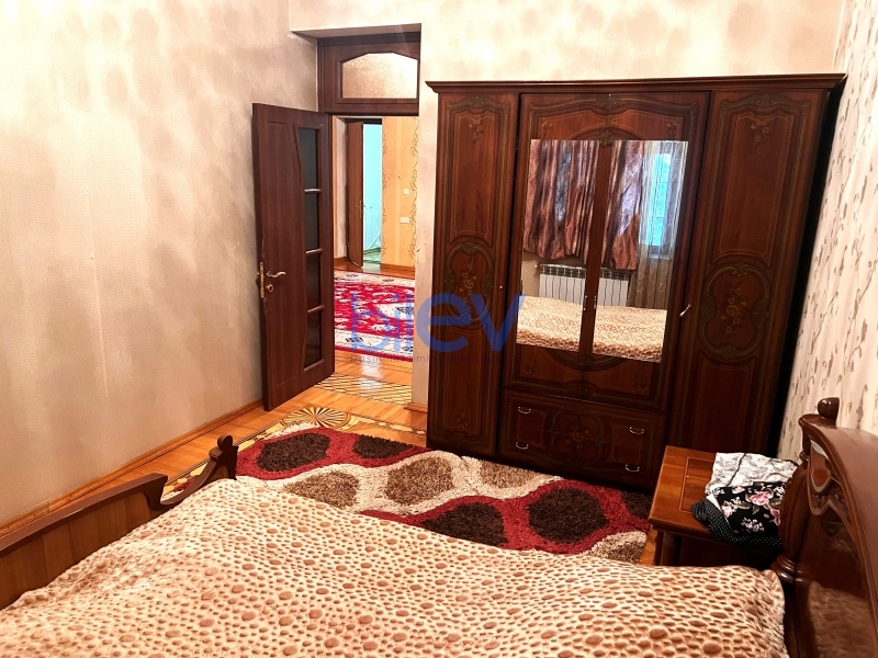 Aylıq Kirayə 5 otaqlı Köhnə Tikili bina evi  250m², Bakı