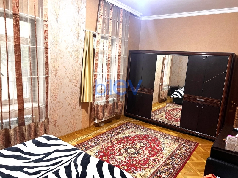 Aylıq Kirayə 5 otaqlı Köhnə Tikili bina evi  250m², Bakı