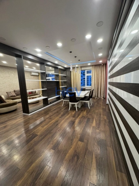 Aylıq Kirayə 4 otaqlı Yeni Tikili bina evi  200m², Bakı