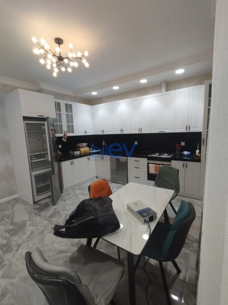 Aylıq Kirayə 3 otaqlı Yeni Tikili bina evi  135m², Bakı