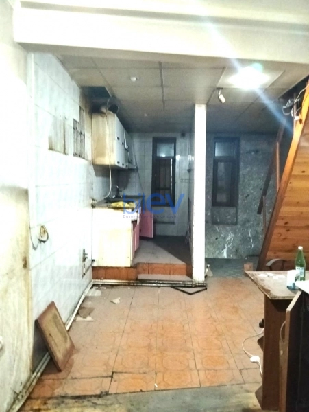 Aylıq Kirayə 4 otaqlı Köhnə Tikili bina evi  81m², Bakı