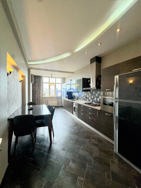 Aylıq Kirayə 4 otaqlı Yeni Tikili bina evi  175m², Bakı