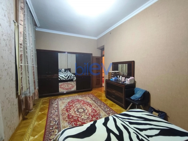 Aylıq Kirayə 4 otaqlı Köhnə Tikili bina evi  250m², Bakı
