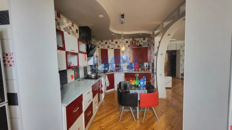Satış 4 otaqlı Köhnə Tikili bina evi  120m², Bakı