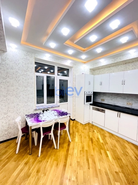 Aylıq Kirayə 3 otaqlı Yeni Tikili bina evi  120m², Bakı